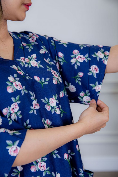 قميص نسائي لون أزرق مزين بالورود ياقة قصة سبعة و أكمام ميدي