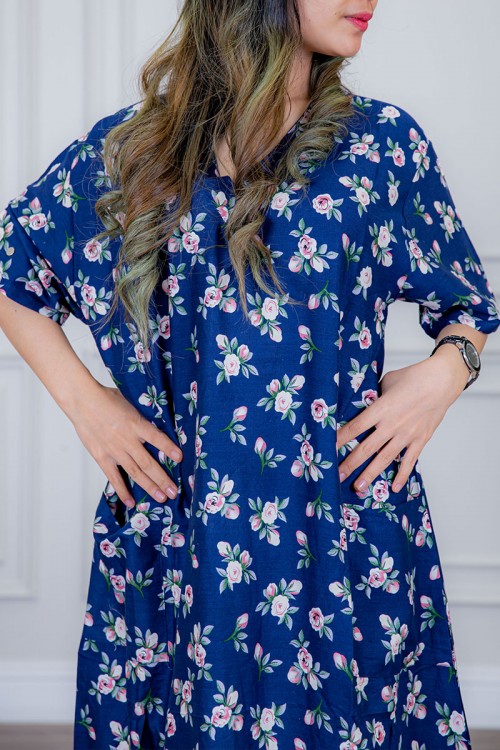 قميص نسائي لون أزرق مزين بالورود ياقة قصة سبعة و أكمام ميدي