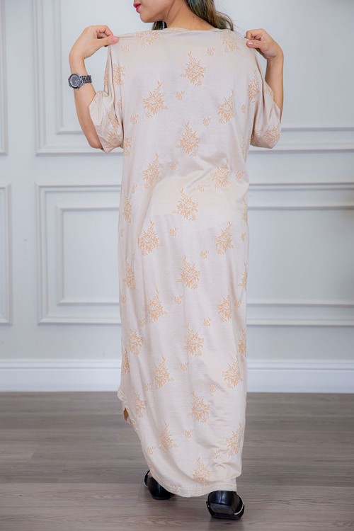 قميص نسائي لون روز مزين بنقوش صغيرة ياقة قصة دائرية و أكمام ميدي