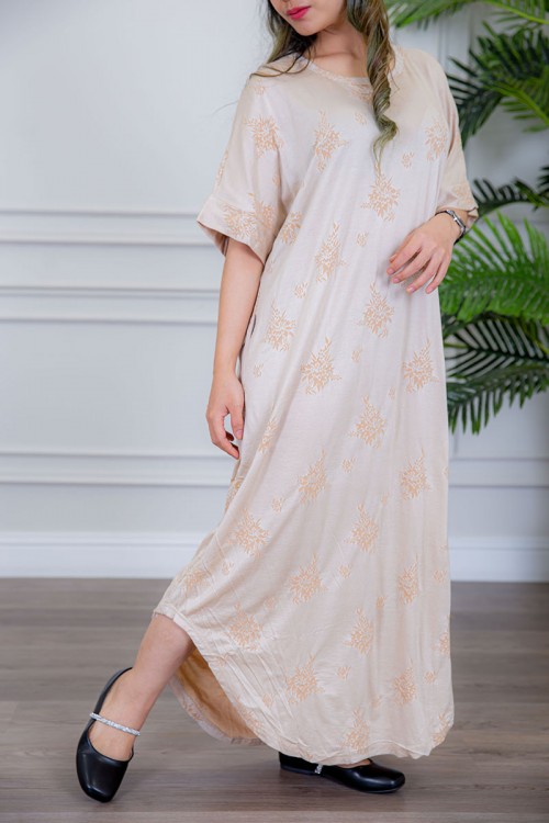 قميص نسائي لون روز مزين بنقوش صغيرة ياقة قصة دائرية و أكمام ميدي