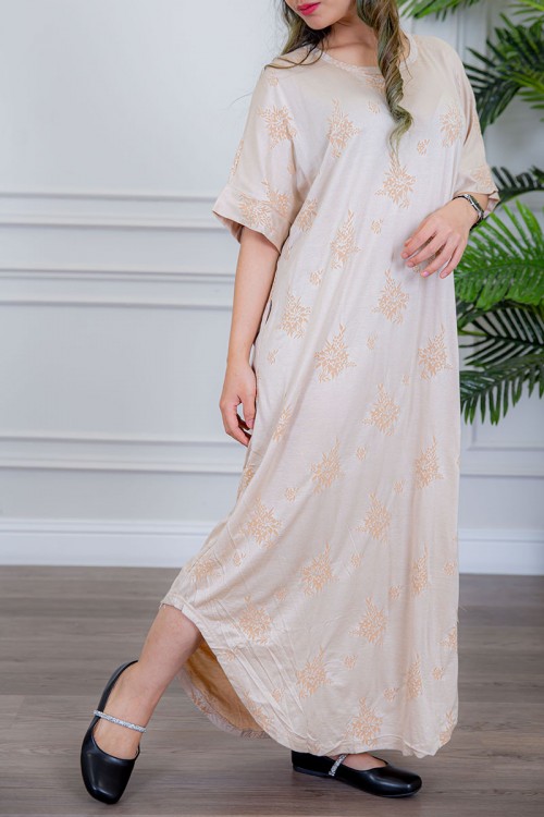 قميص نسائي لون روز مزين بنقوش صغيرة ياقة قصة دائرية و أكمام ميدي