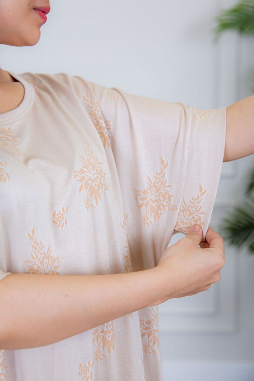 قميص نسائي لون روز مزين بنقوش صغيرة ياقة قصة دائرية و أكمام ميدي