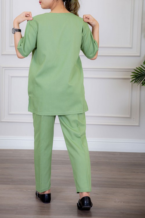 زي عاملة قطعتين متعددة الألوان بلوزة بياقة قصة سبعة بأزرار و جيوب من الأمام ذو أكمام ميدي و بنطلون طويل