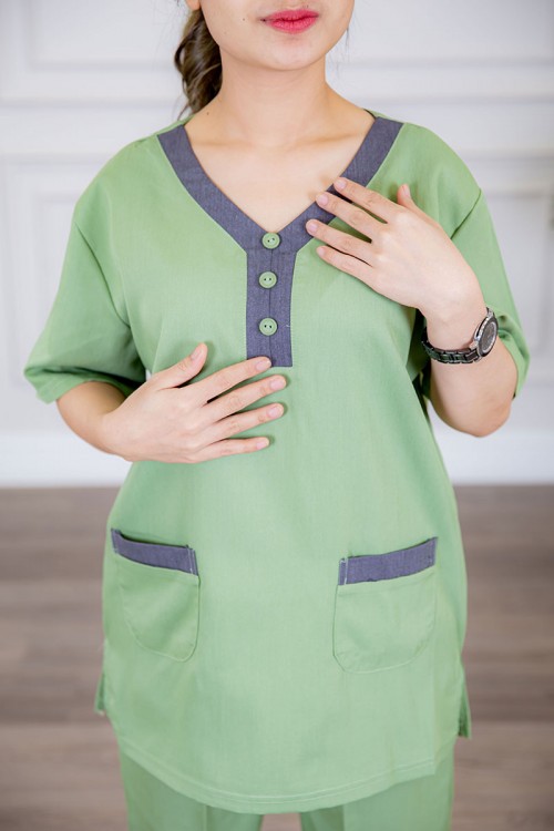 زي عاملة قطعتين متعددة الألوان بلوزة بياقة قصة سبعة بأزرار و جيوب من الأمام ذو أكمام ميدي و بنطلون طويل