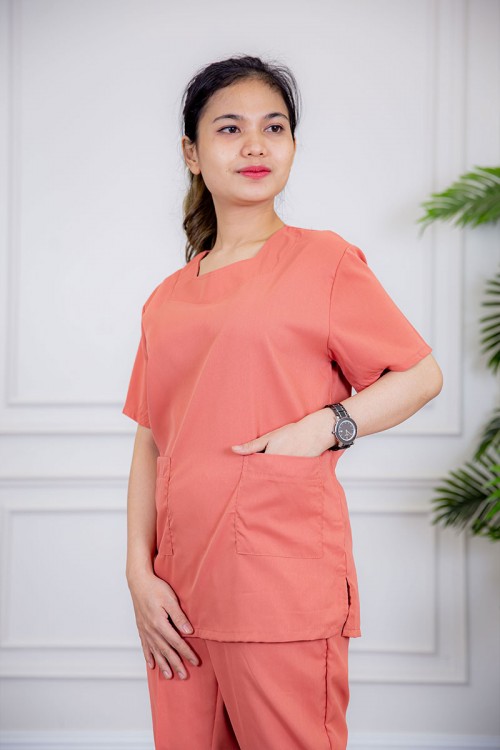 زي عاملة قطعتين متعددة الألوان بلوزة بجيوب من الأمام ذو أكمام قصيرة و بنطلون طويل