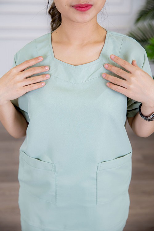 زي عاملة قطعتين متعددة الألوان بلوزة بجيوب من الأمام ذو أكمام قصيرة و بنطلون طويل