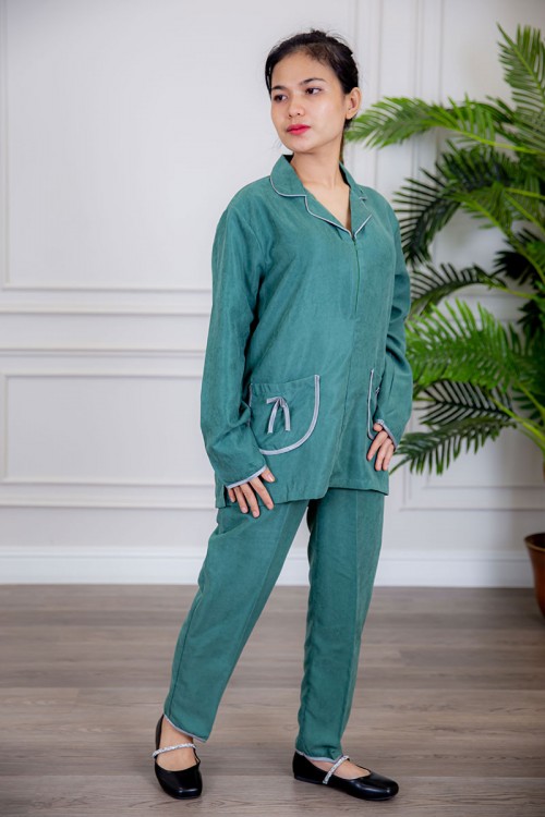 زي عاملة قطعتين متعددة الألوان بلوزة بياقة مطوية سحاب مخفي و جيوب من الأمام مزينة بفيونكة ذو أكمام طويلة و بنطلون طويل