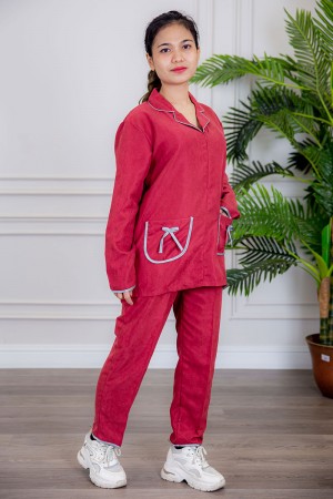 زي عاملة قطعتين متعددة الألوان بلوزة بياقة مطوية سحاب مخفي و جيوب من الأمام مزينة بفيونكة ذو أكمام طويلة و بنطلون طويل