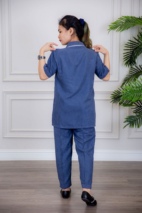 زي عاملة قطعتين متعددة الألوان بلوزة بياقة مطوية جيوب و أزرار من الأمام ذو أكمام قصيرة و بنطلون طويل