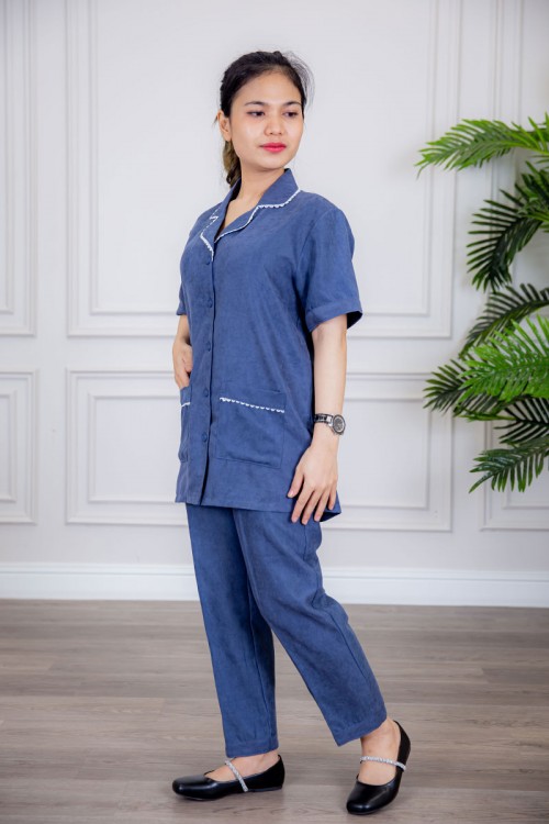 زي عاملة قطعتين متعددة الألوان بلوزة بياقة مطوية جيوب و أزرار من الأمام ذو أكمام قصيرة و بنطلون طويل