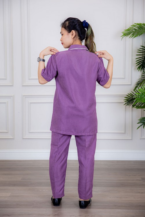 زي عاملة قطعتين متعددة الألوان بلوزة بياقة مطوية جيوب و أزرار من الأمام ذو أكمام قصيرة و بنطلون طويل