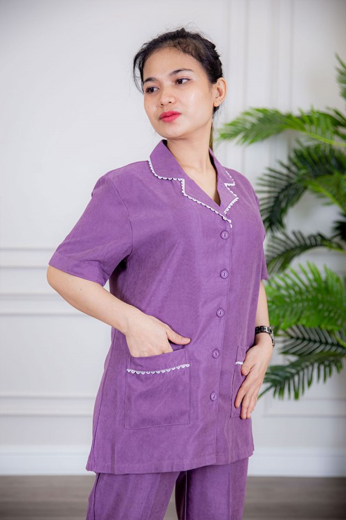 زي عاملة قطعتين متعددة الألوان بلوزة بياقة مطوية جيوب و أزرار من الأمام ذو أكمام قصيرة و بنطلون طويل