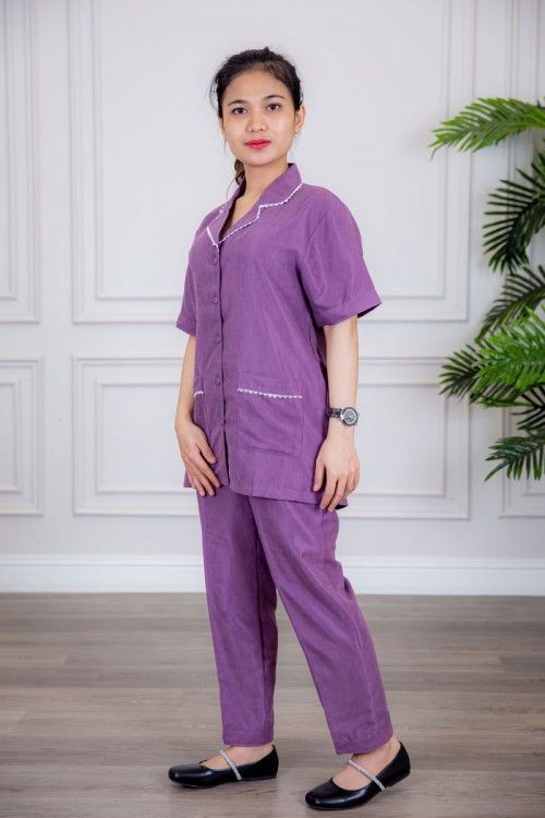 زي عاملة قطعتين متعددة الألوان بلوزة بياقة مطوية جيوب و أزرار من الأمام ذو أكمام قصيرة و بنطلون طويل