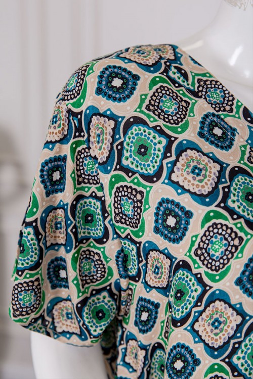 قميص نسائي ميدي بطبعات ملونة ياقة قصة سبعة ذو أكمام قصيرة