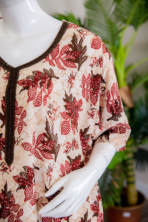 قميص نسائي طويل لون بيج مشجر بياقة كلفة مطرزة ذو أكمام ميدي