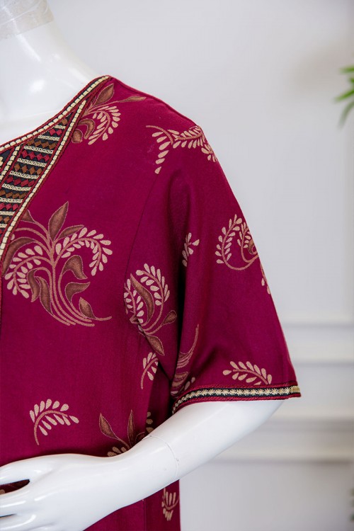 قميص نسائي طويل لون عودي مزين برسومات و بياقة كلفة مطرزة ذو أكمام ميدي