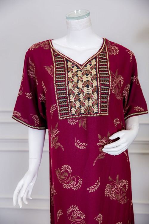 قميص نسائي طويل لون عودي مزين برسومات و بياقة كلفة مطرزة ذو أكمام ميدي