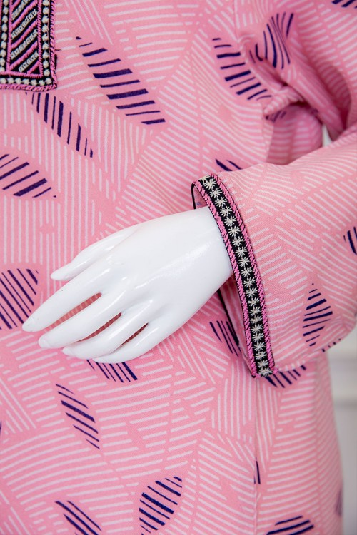 قميص نسائي طويل لون وردي مزين برسومات و بياقة كلفة مطرزة ذو أكمام طويلة