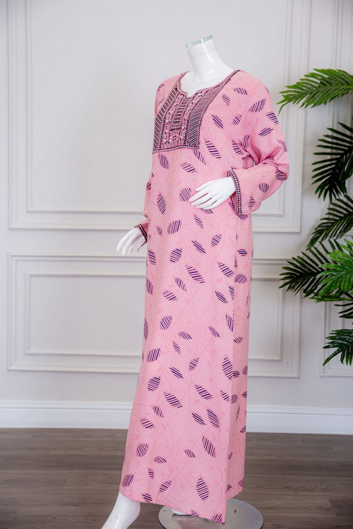 قميص نسائي طويل لون وردي مزين برسومات و بياقة كلفة مطرزة ذو أكمام طويلة