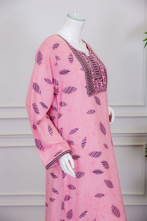 قميص نسائي طويل لون وردي مزين برسومات و بياقة كلفة مطرزة ذو أكمام طويلة