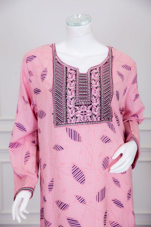 قميص نسائي طويل لون وردي مزين برسومات و بياقة كلفة مطرزة ذو أكمام طويلة