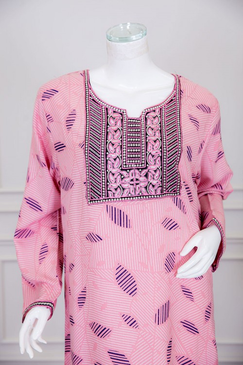 قميص نسائي طويل لون وردي مزين برسومات و بياقة كلفة مطرزة ذو أكمام طويلة