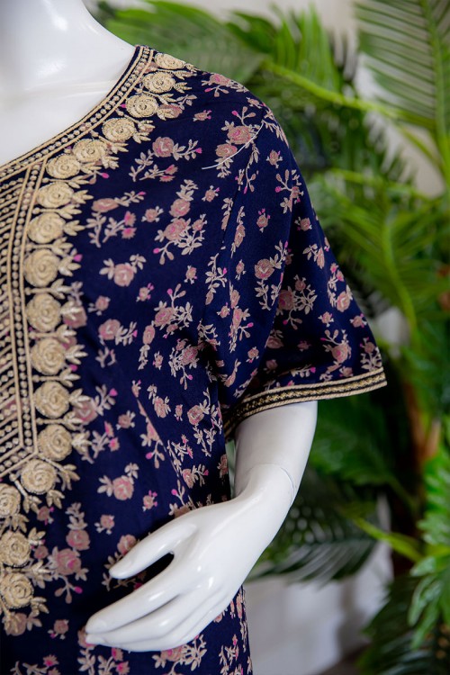 قميص نسائي طويل لون كحلي مشجر بياقة كلفة مطرزة ذو أكمام ميدي