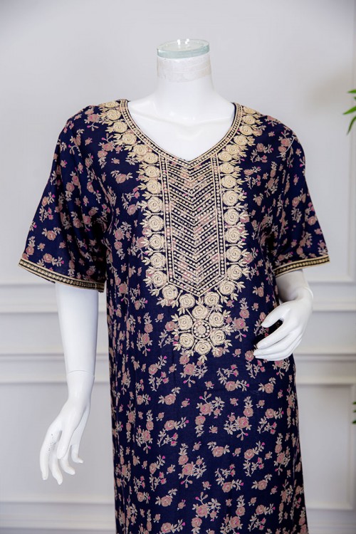 قميص نسائي طويل لون كحلي مشجر بياقة كلفة مطرزة ذو أكمام ميدي