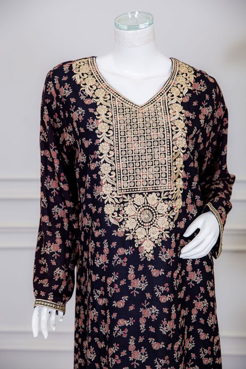 قميص نسائي طويل لون أسود مشجر بياقة كلفة مطرزة ذو أكمام طويلة