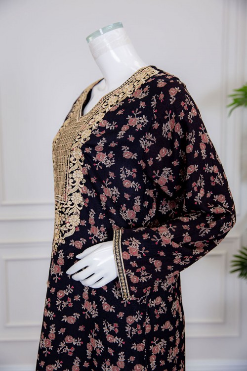 قميص نسائي طويل لون أسود مشجر بياقة كلفة مطرزة ذو أكمام طويلة