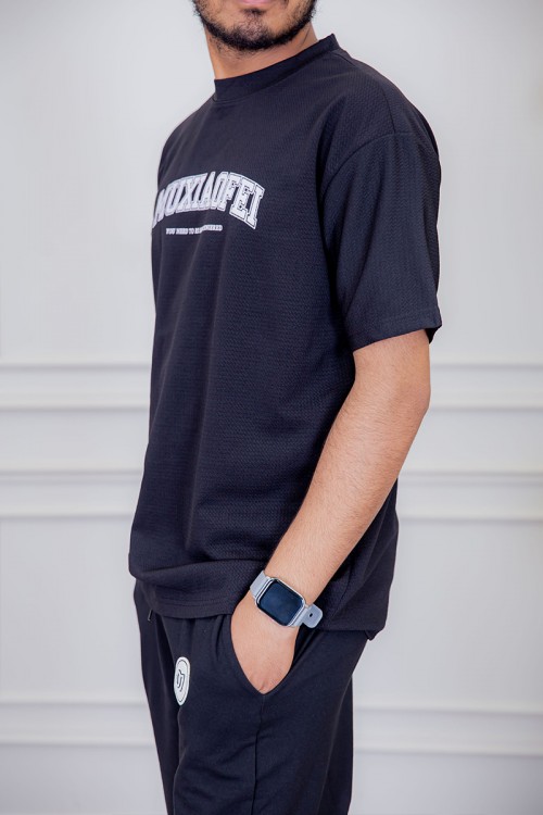 تيشيرت رجالي لون أسود مزين بكتابات من الأمام