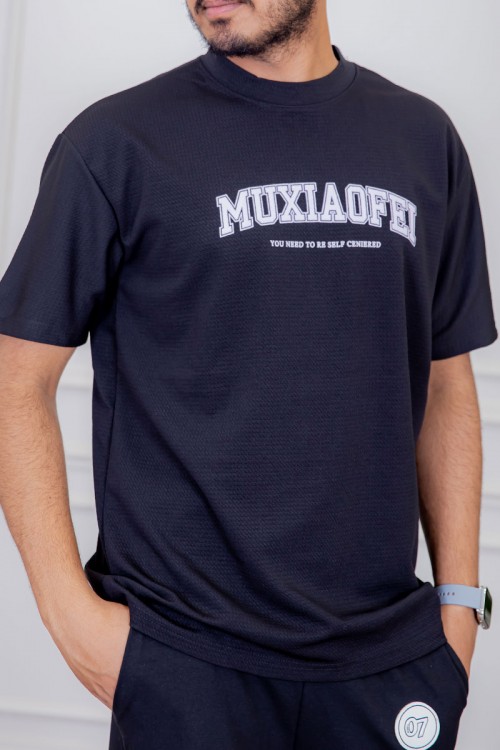 تيشيرت رجالي لون أسود مزين بكتابات من الأمام