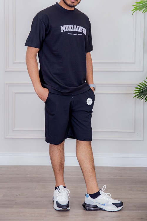 تيشيرت رجالي لون أسود مزين بكتابات من الأمام