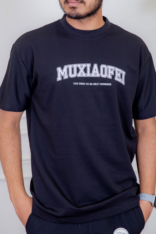 تيشيرت رجالي لون أسود مزين بكتابات من الأمام