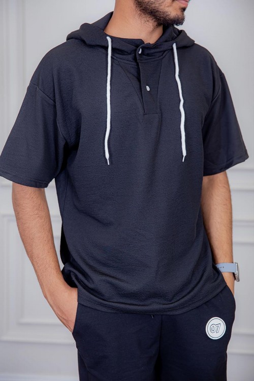 تيشيرت رجالي لون أسود ياقة بقبعة و برباط و أزرار من الأمام