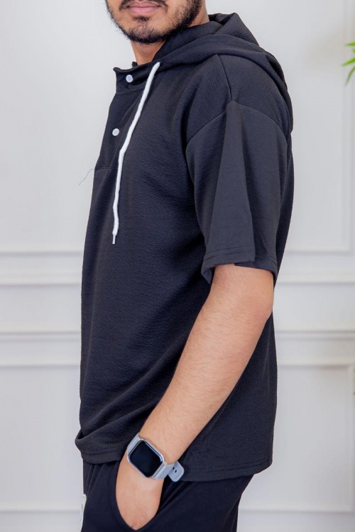 تيشيرت رجالي لون أسود ياقة بقبعة و برباط و أزرار من الأمام