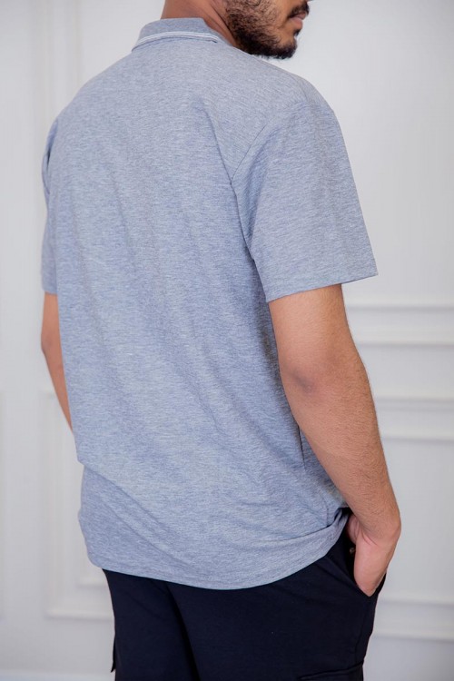 تيشيرت رجالي لون رمادي بياقة مطوية و أزرار من الأمام