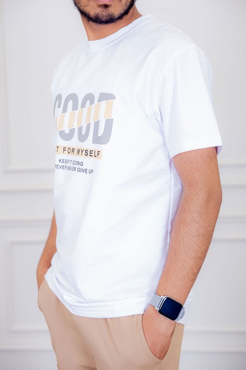 تيشيرت رجالي لون أبيض مزين بكتابات و رسومات ملونة من الأمام