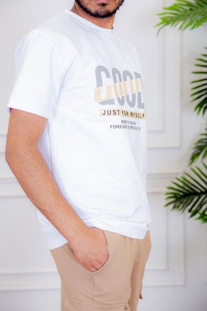 تيشيرت رجالي لون أبيض مزين بكتابات و رسومات ملونة من الأمام