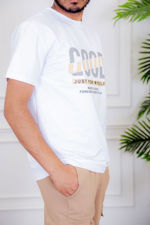 تيشيرت رجالي لون أبيض مزين بكتابات و رسومات ملونة من الأمام