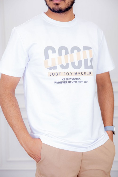 تيشيرت رجالي لون أبيض مزين بكتابات و رسومات ملونة من الأمام