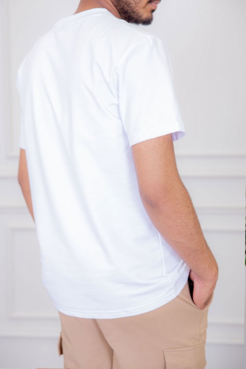 تيشيرت رجالي لون أبيض مزين بكتابات و رسومات ملونة من الأمام