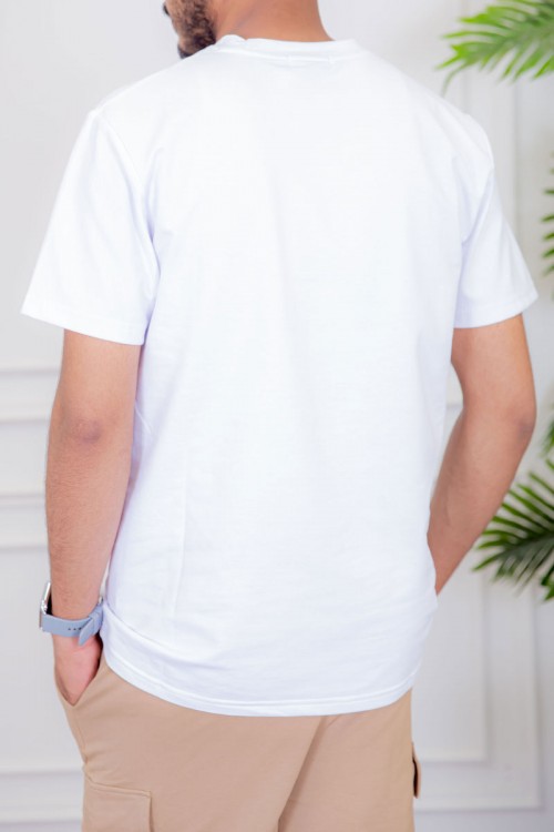 تيشيرت رجالي لون أبيض مزين بكتابات و رسومات ملونة من الأمام