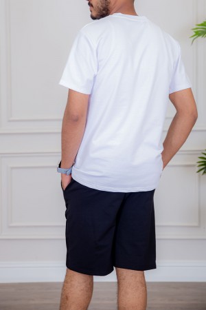 تيشيرت رجالي لون أبيض مزين بكتابات و رسومات ملونة من الأمام