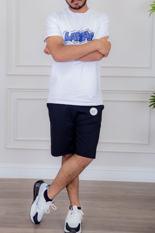 تيشيرت رجالي لون أبيض مزين بكتابات و رسومات ملونة من الأمام