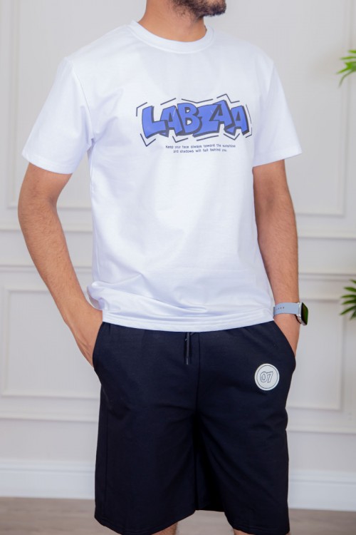 تيشيرت رجالي لون أبيض مزين بكتابات و رسومات ملونة من الأمام