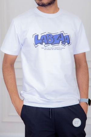 تيشيرت رجالي لون أبيض مزين بكتابات و رسومات ملونة من الأمام