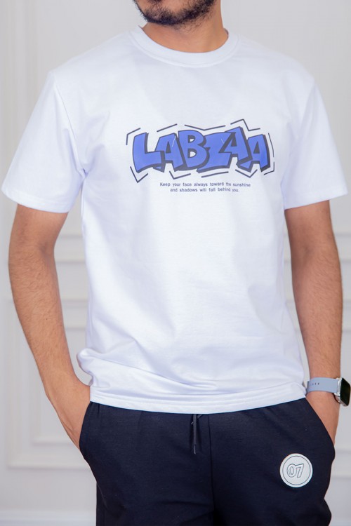 تيشيرت رجالي لون أبيض مزين بكتابات و رسومات ملونة من الأمام