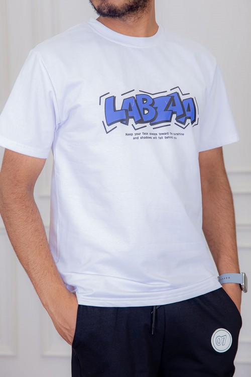 تيشيرت رجالي لون أبيض مزين بكتابات و رسومات ملونة من الأمام