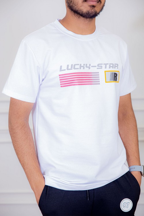 تيشيرت رجالي لون أبيض مزين بكتابات و رسومات ملونة من الأمام